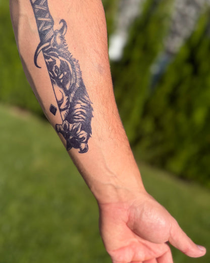 Tiger mit Schwert